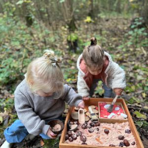 zelf maanzaad maken, schatzoeken in het bos