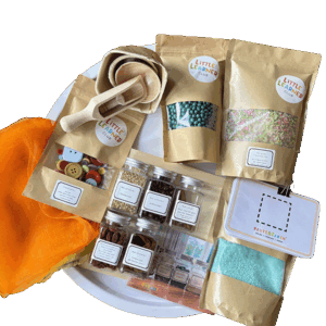 Complete sensorische ontdekbox met gekleurde rijst schrijfzout geurpotjes sjaals overzicht