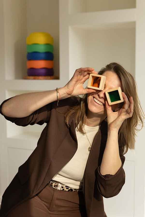 Profeilfoto Anneriek met twee blokjes voor de ogen